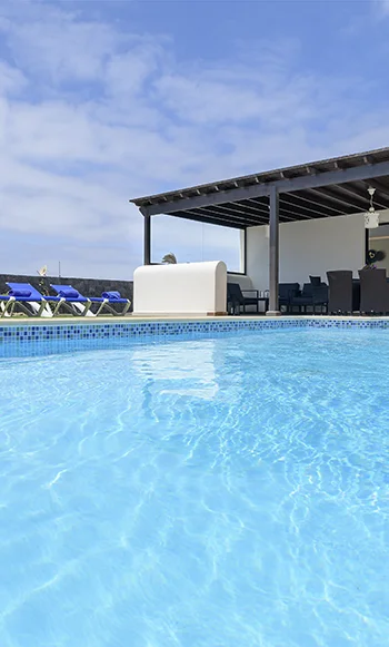 Piscina y terraza Piscina de la villa Faro Park Hipoclub