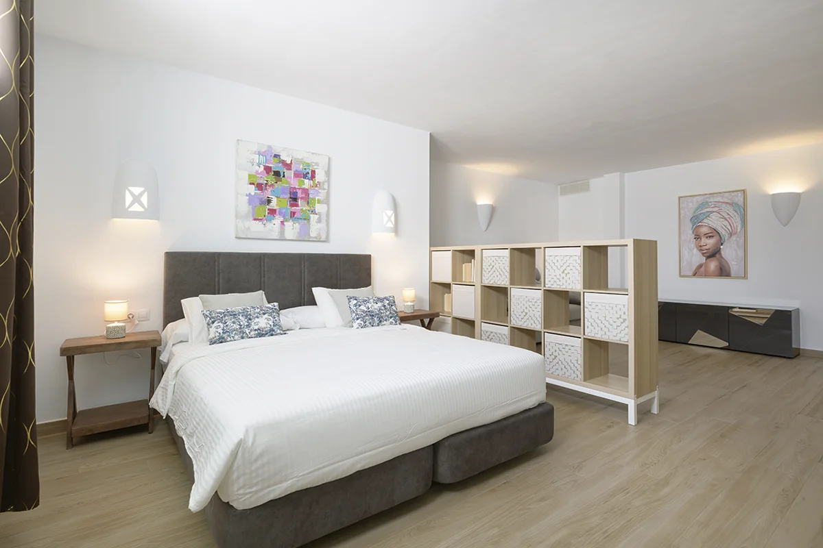 Espacioso dormitorio Espacioso y moderno dormitorio en Villa de Hipoclub