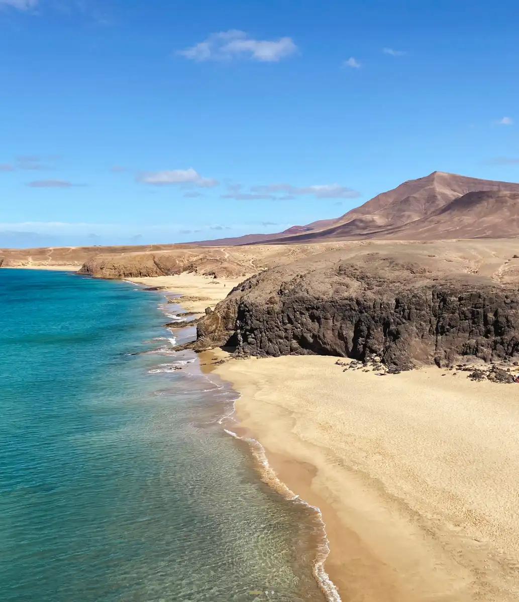 Klippen neben dem Strand Papagayo-Strand umgeben von Klippen in Playa Blanca