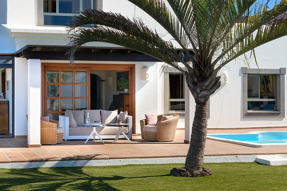 Covered terrace Covered and furnished terrace next to the pool of the Hipoclub Villa