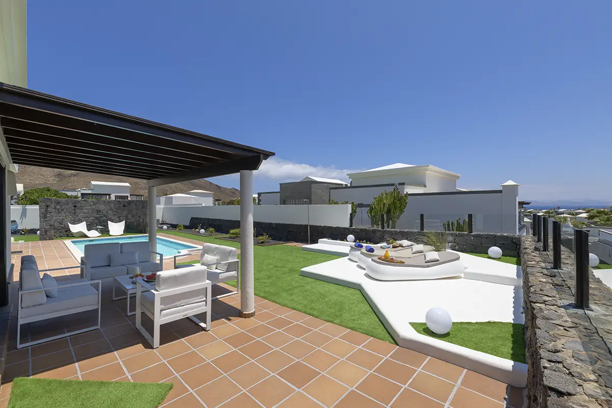 Solarium and pool Solarium with sun loungers next to the pool of the Hipoclub Villa